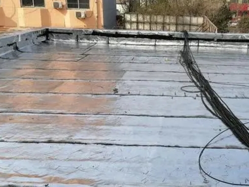 市南卫生间漏水维修公司分享下市南屋面楼顶防水刚性防水层施工要点。